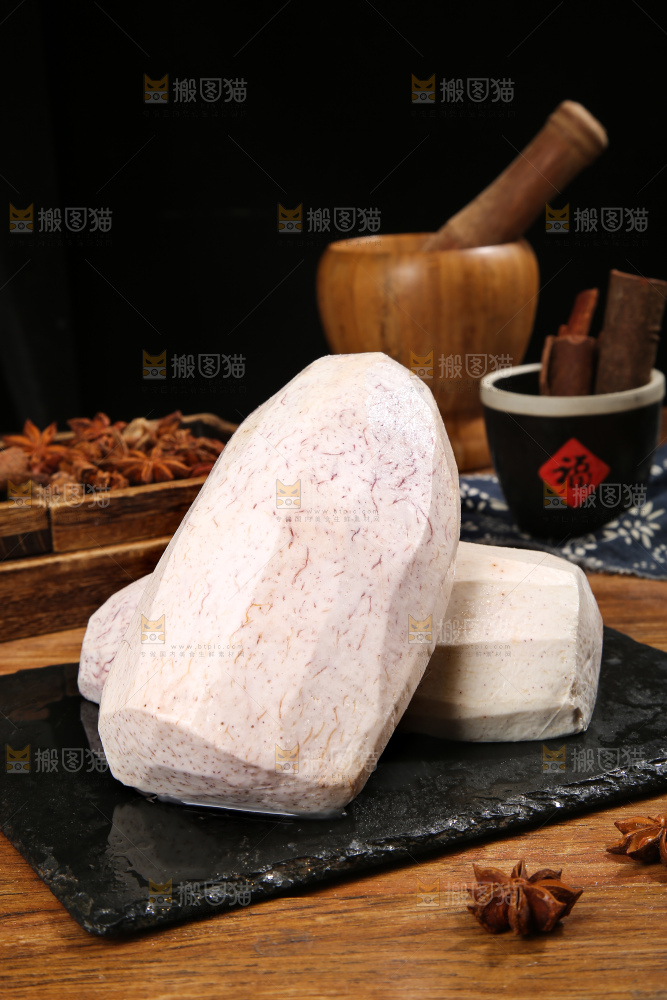 深底上的去皮芋头块