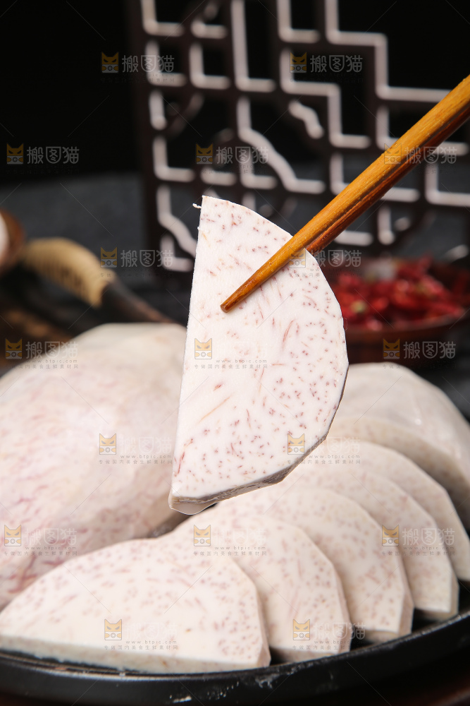 深底上的去皮芋头块