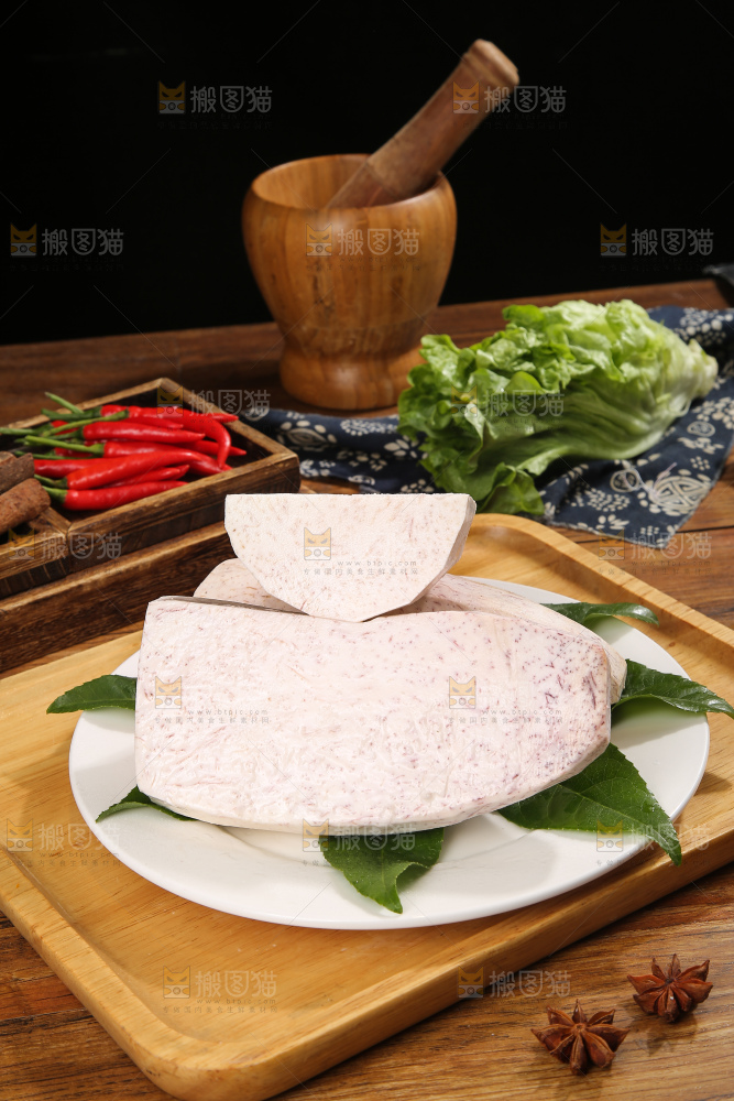 深底上的去皮芋头块