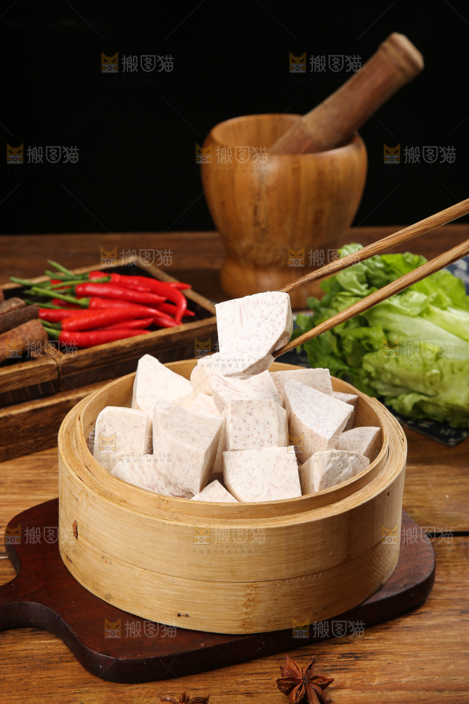 深底上的去皮芋头块