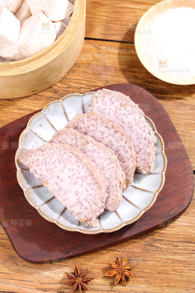 深底上的去皮芋头块