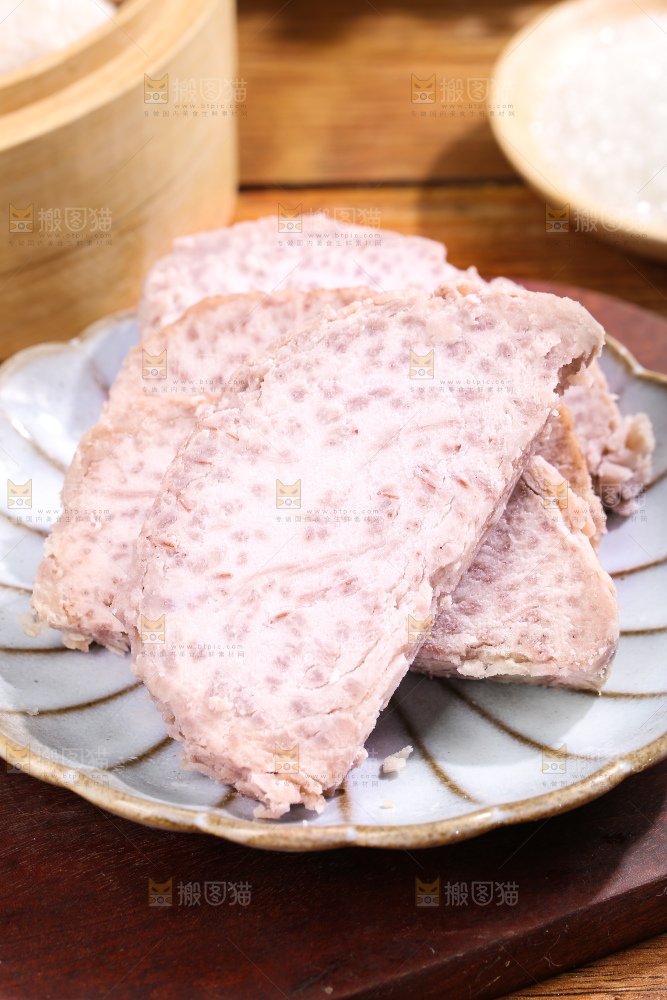 深底上的去皮芋头块