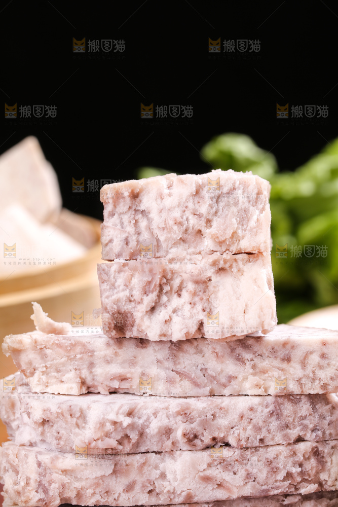 深底上的去皮芋头块