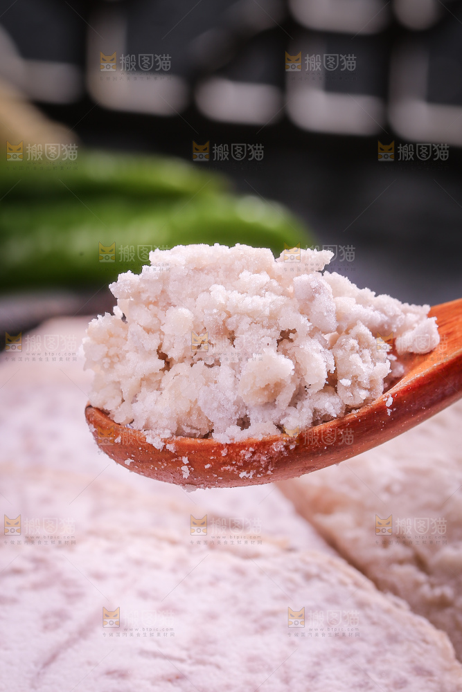 深底上的去皮芋头块