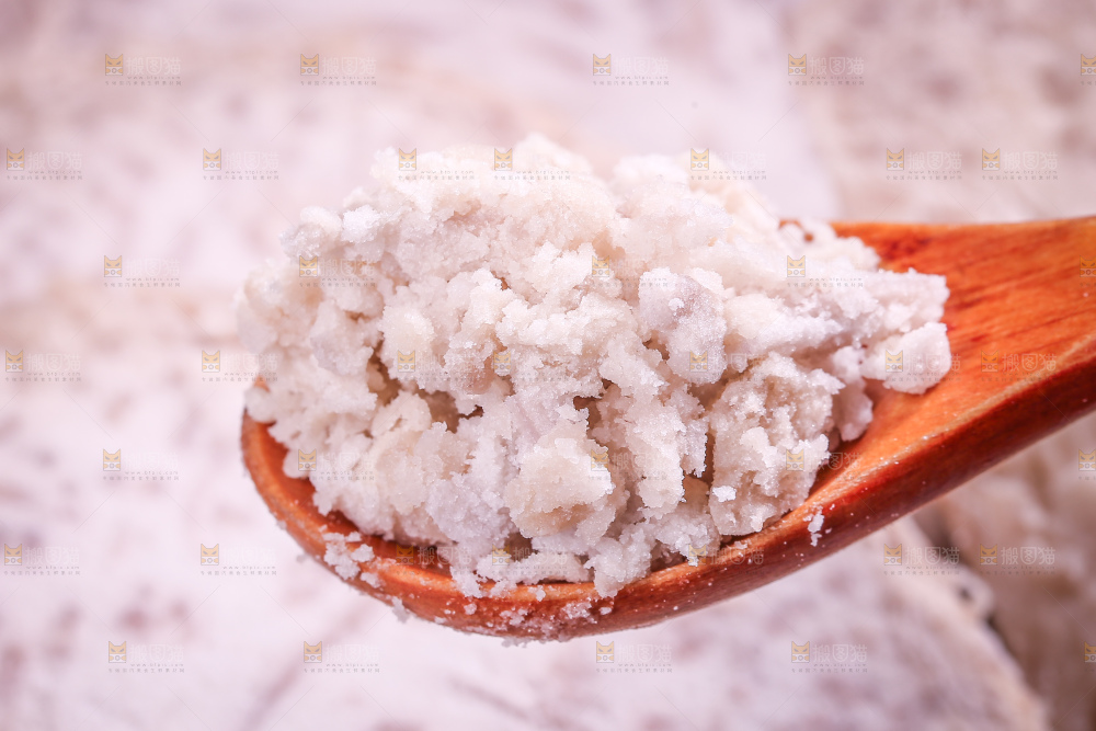 深底上的去皮芋头块