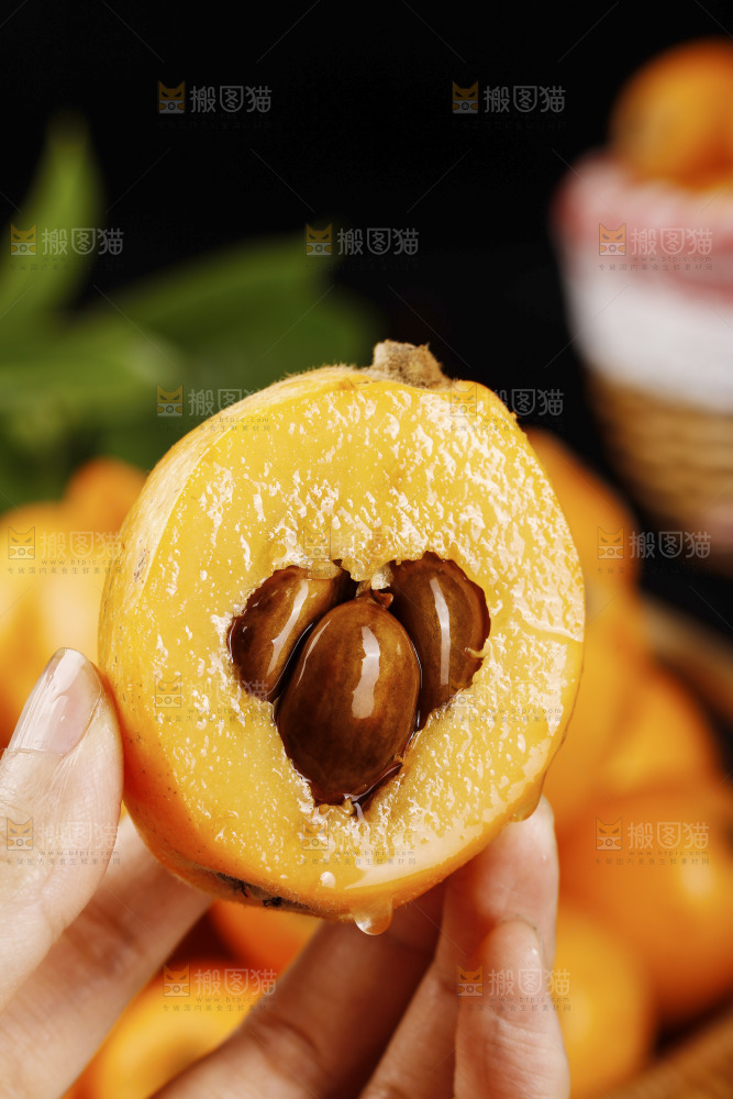 深底上的枇杷