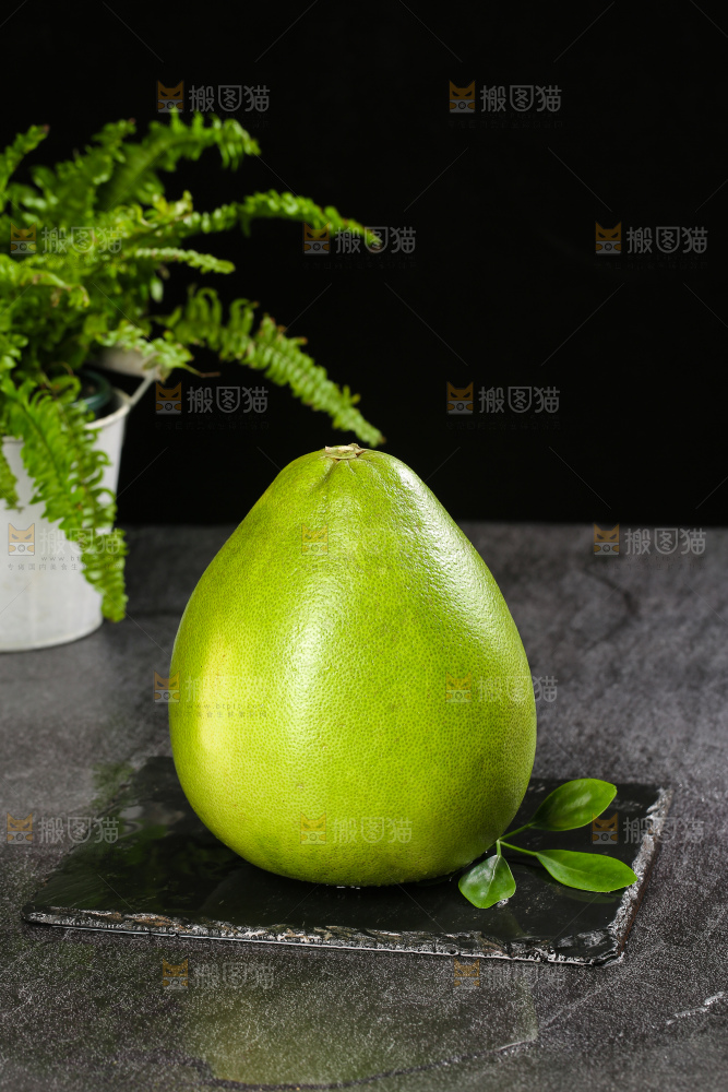深底上的红宝石青柚