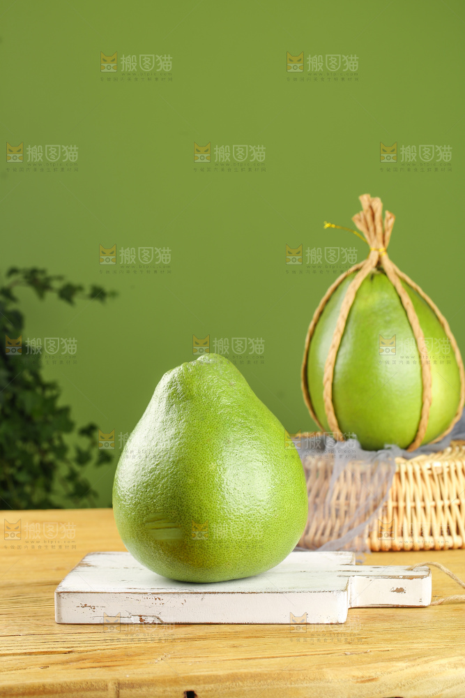 浅底上的红宝石青柚