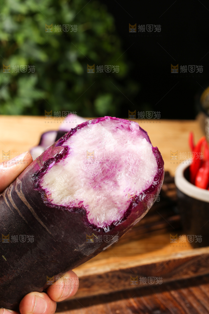 木底上的冰淇淋萝卜