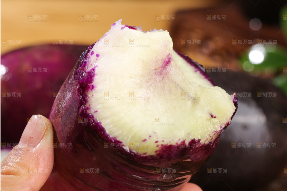木底上的冰淇淋萝卜