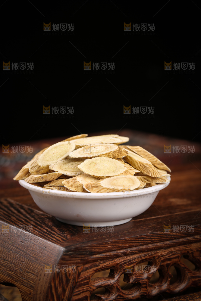 深底上的黄芪片