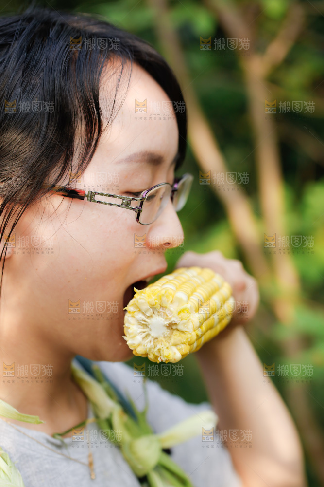 手里拿着甜玉米