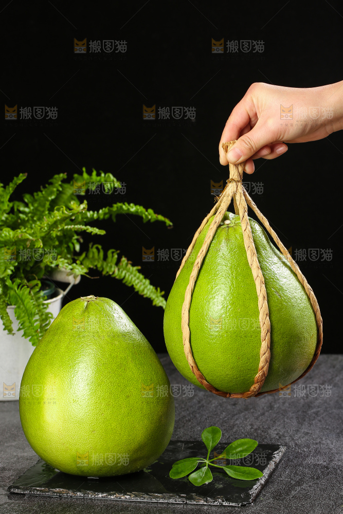 深底上的红宝石青柚