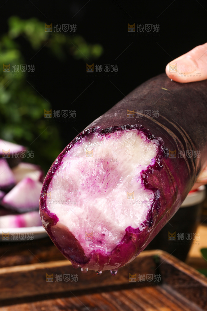 木底上的冰淇淋萝卜