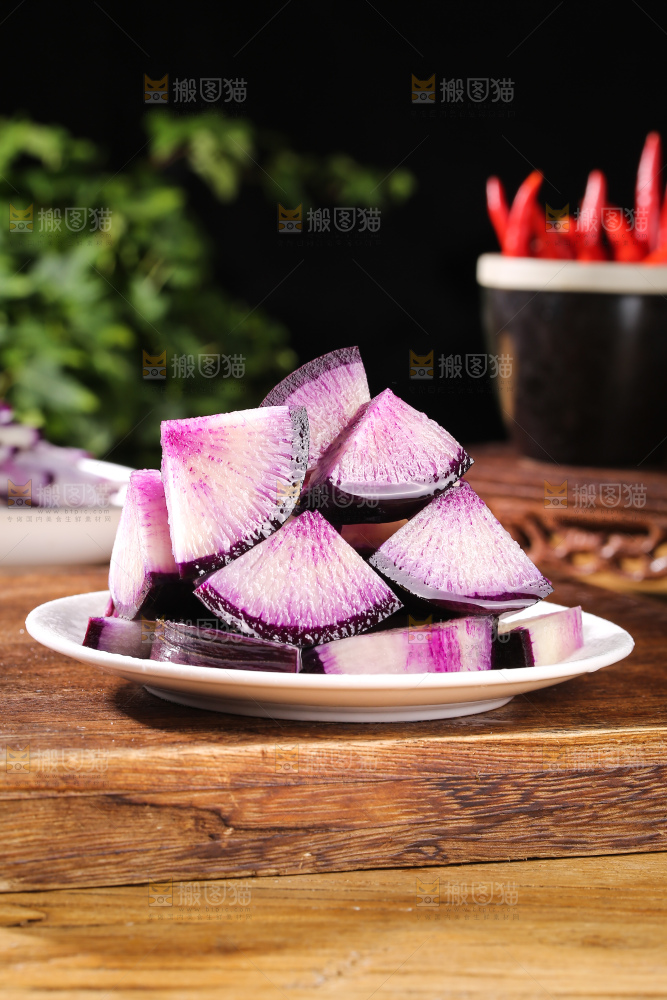 木底上的冰淇淋萝卜