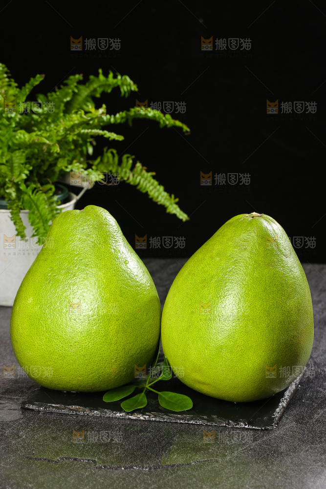深底上的红宝石青柚