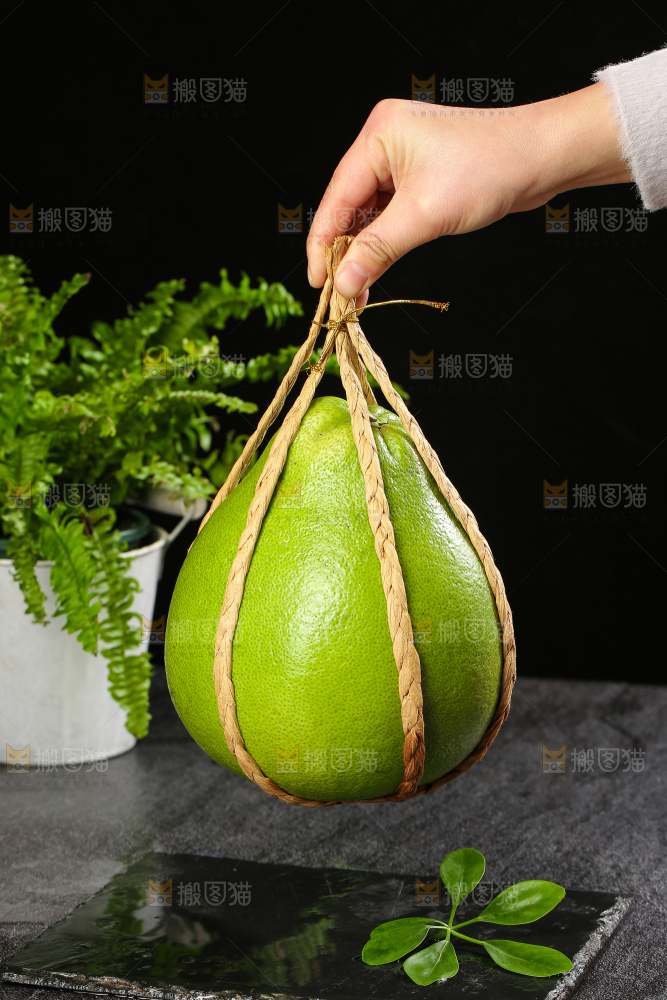 深底上的红宝石青柚