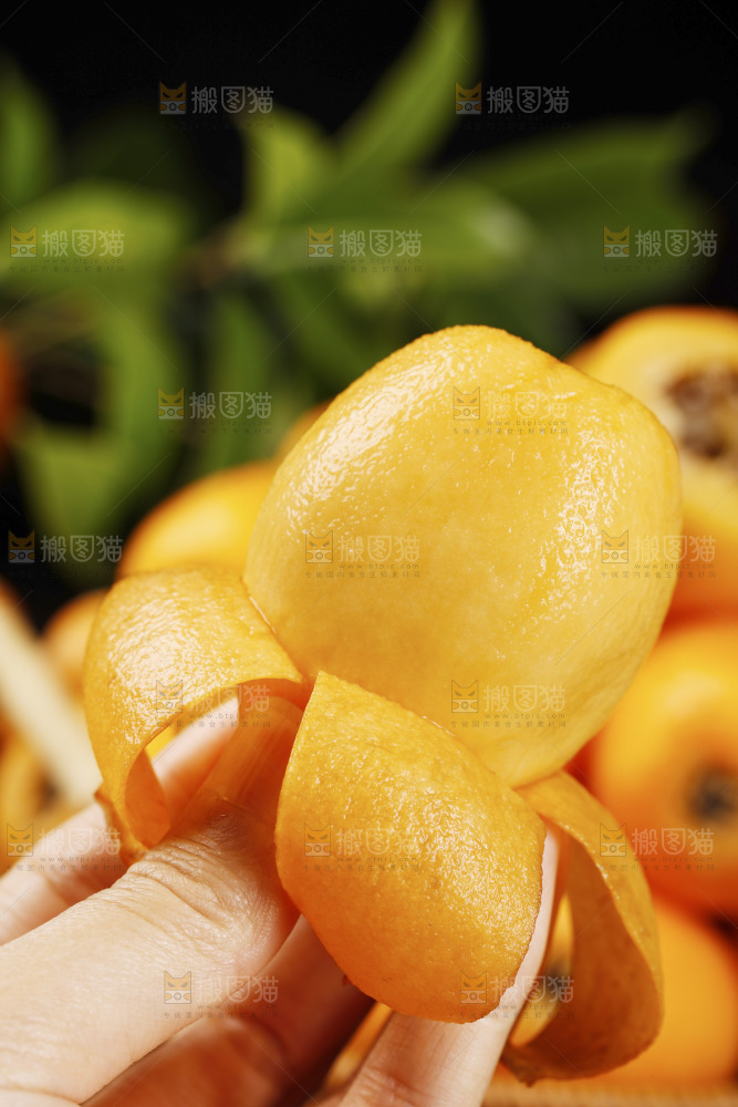 深底上的枇杷