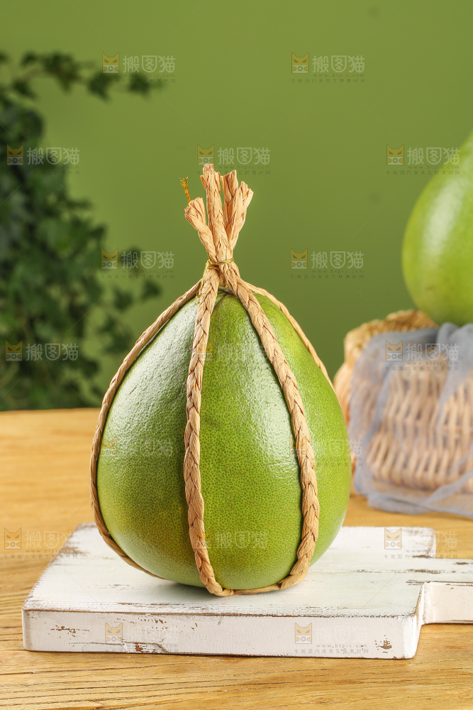 浅底上的红宝石青柚