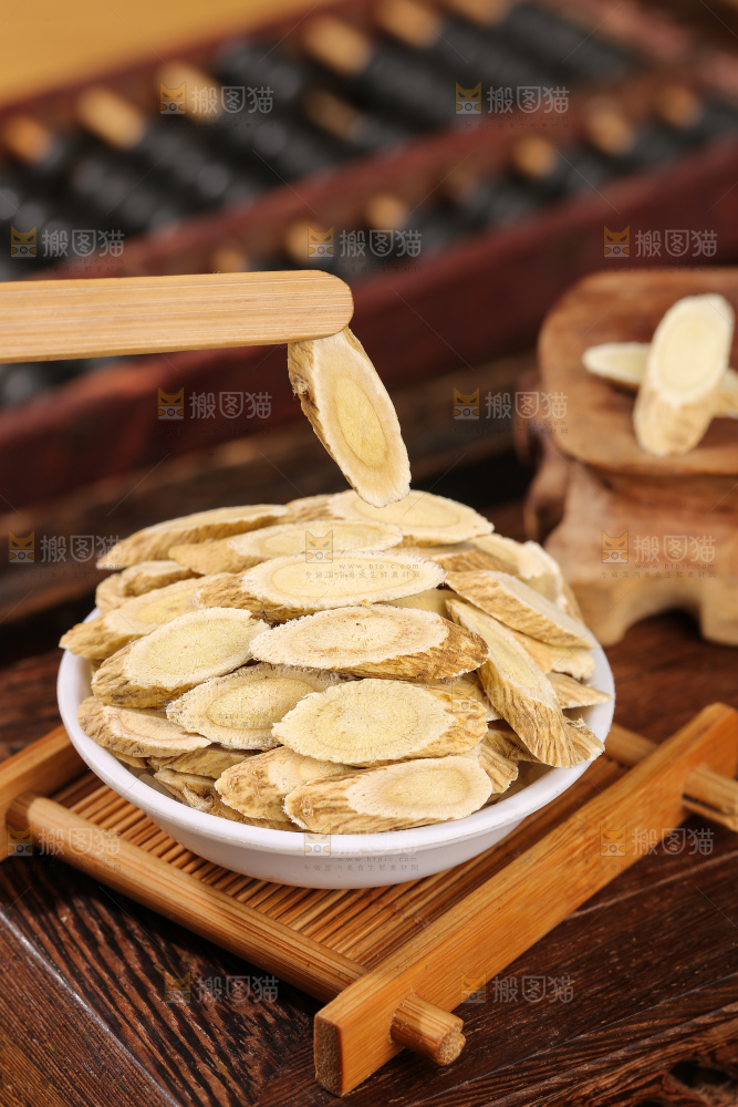深底上的黄芪片
