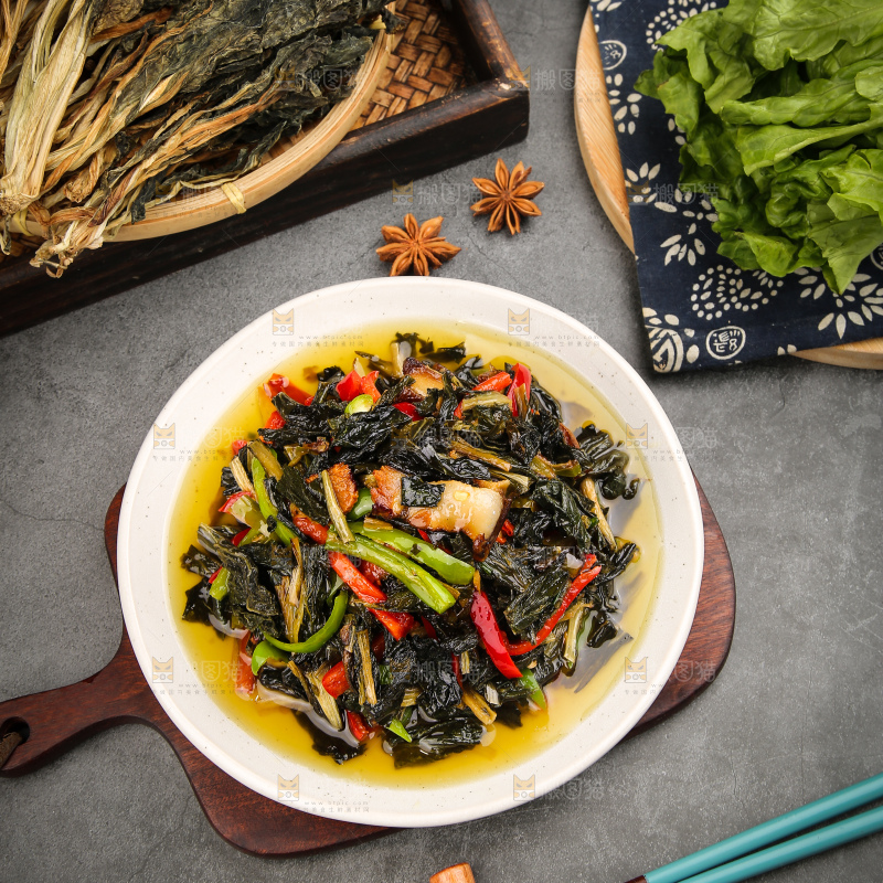 盘子里的白菜炒腊肉