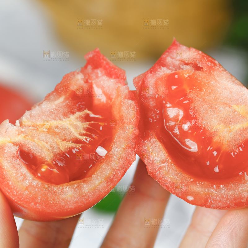 浅底上的普罗旺斯西红柿