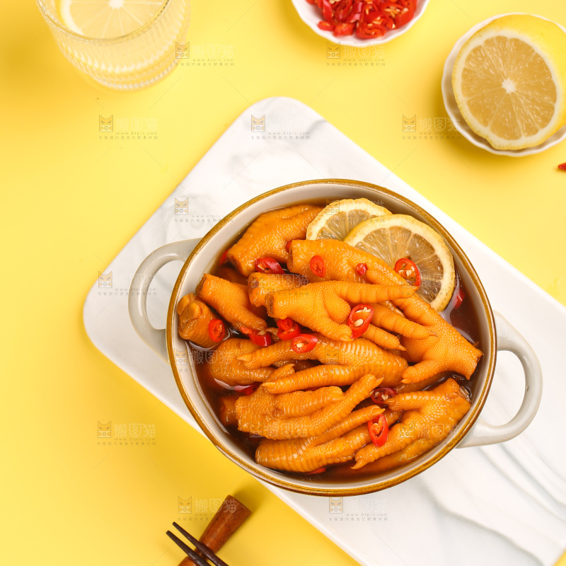 浅底上的酸辣鸡爪