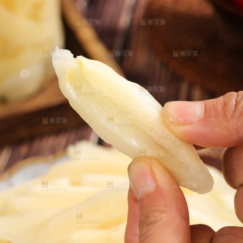 木底上的糖醋姜