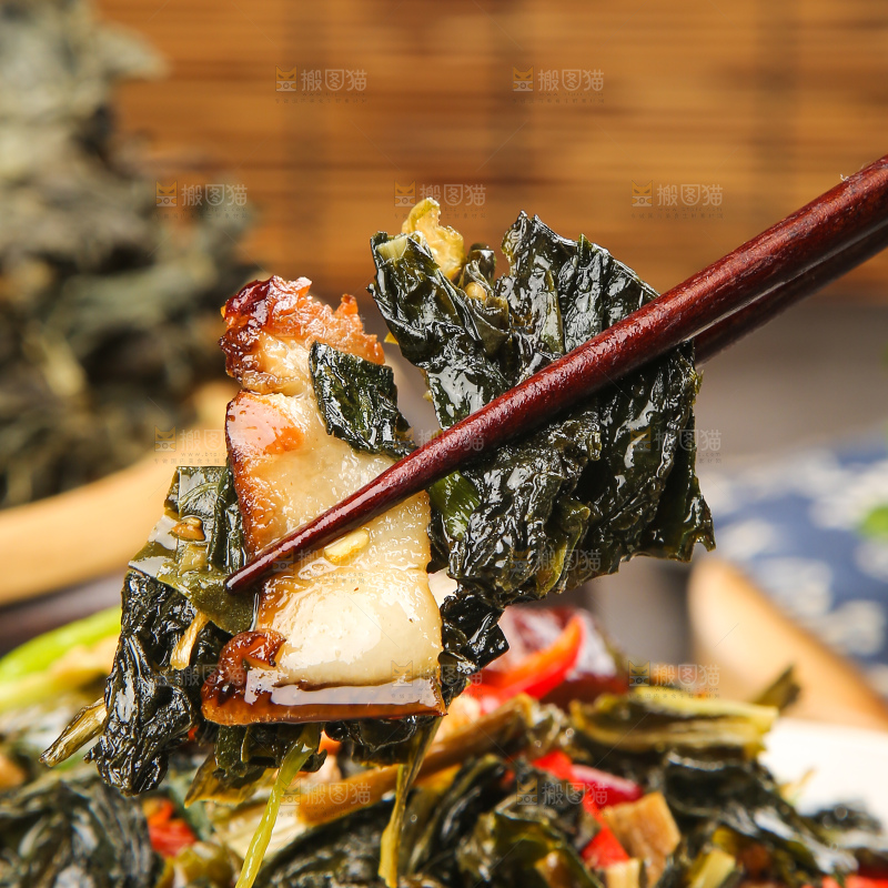 盘子里的白菜炒腊肉