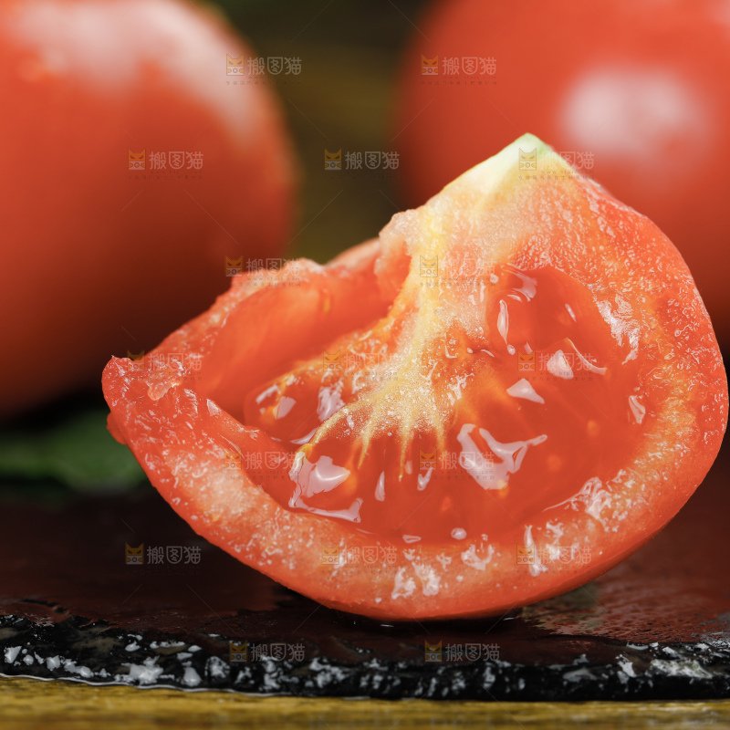 深底上的普罗旺斯西红柿