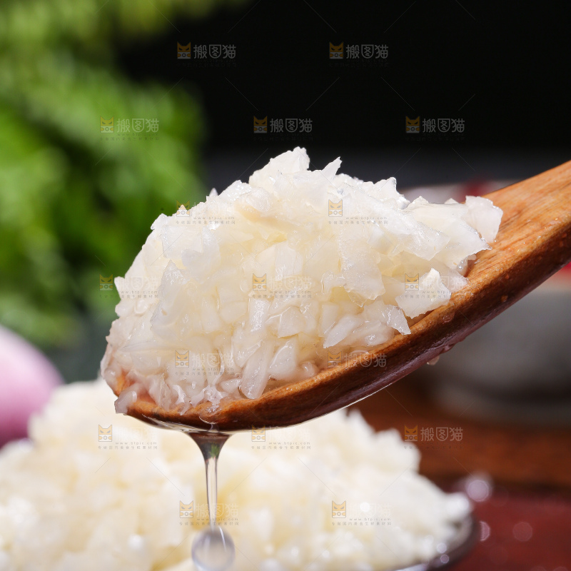 深底上的蒜末