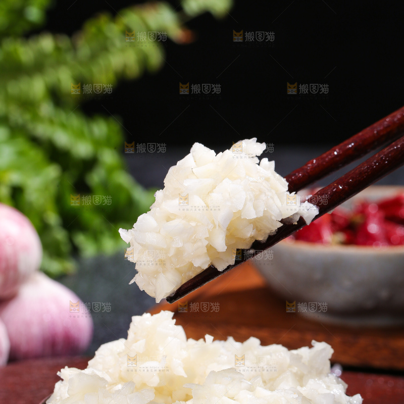 深底上的蒜末