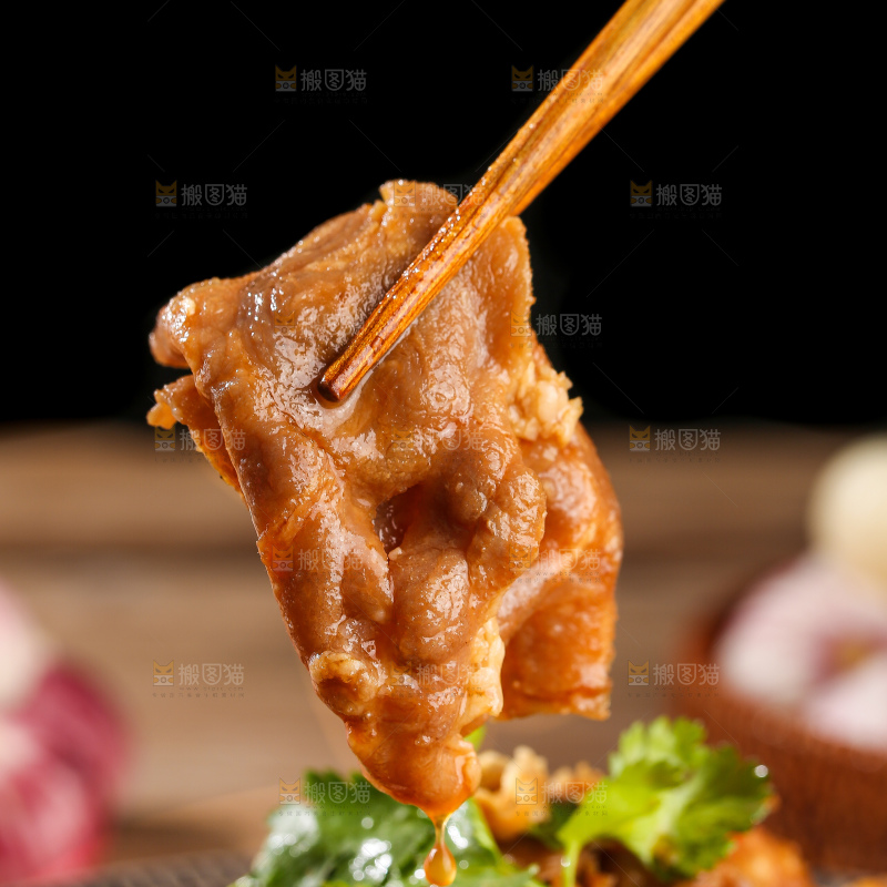 木底上的麻辣羊肉卷