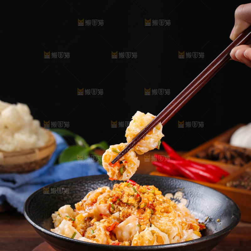 深底上的凉拌面藕