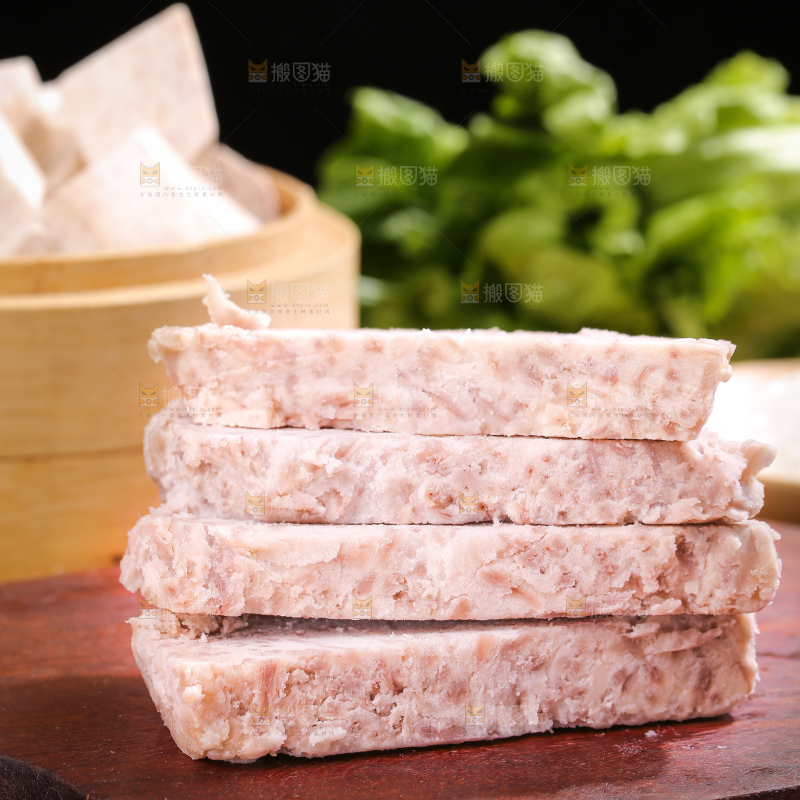 深底上的去皮芋头块