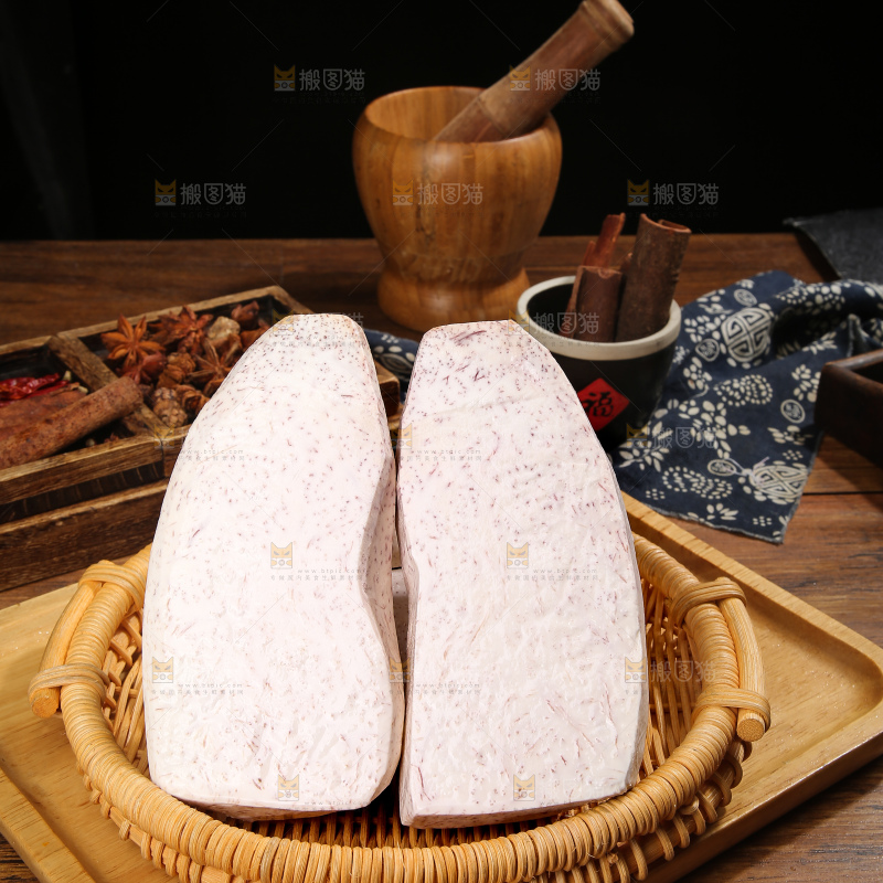 深底上的去皮芋头块