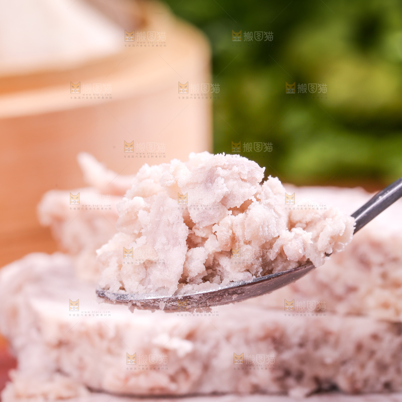 深底上的去皮芋头块