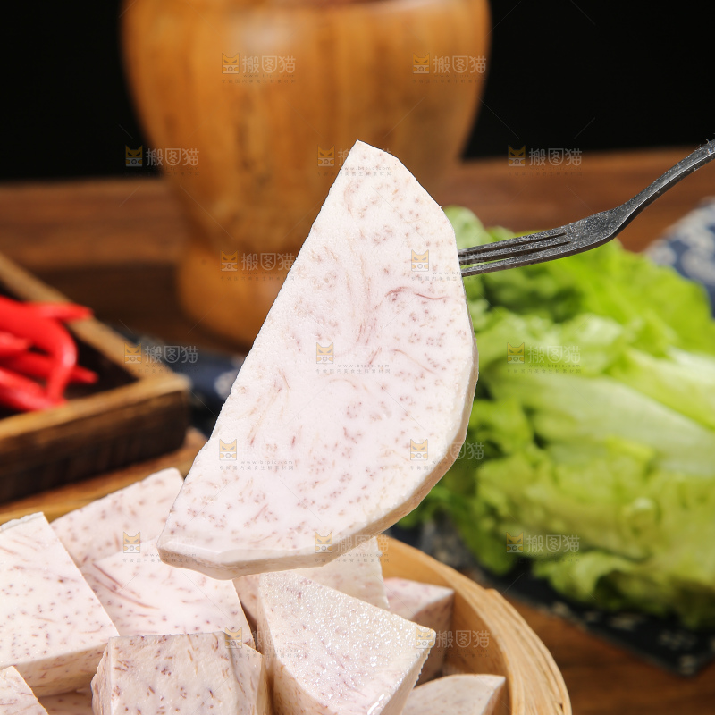 深底上的去皮芋头块
