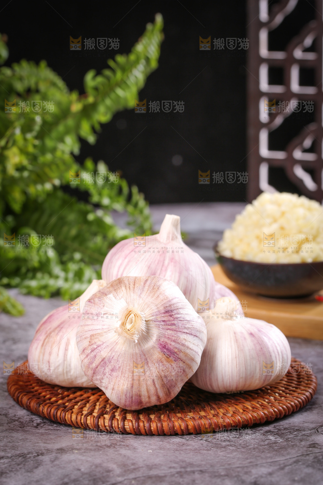 深底上的干大蒜