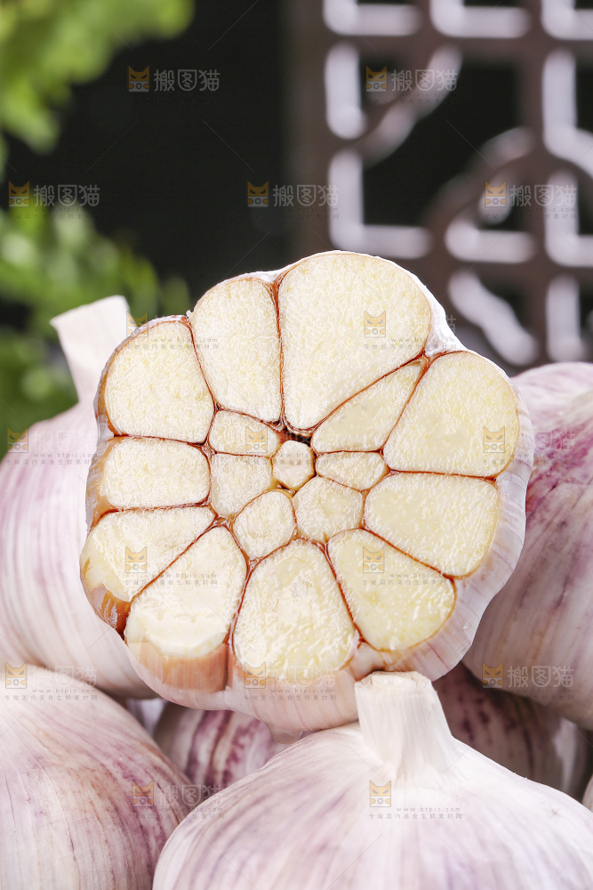 深底上的干大蒜