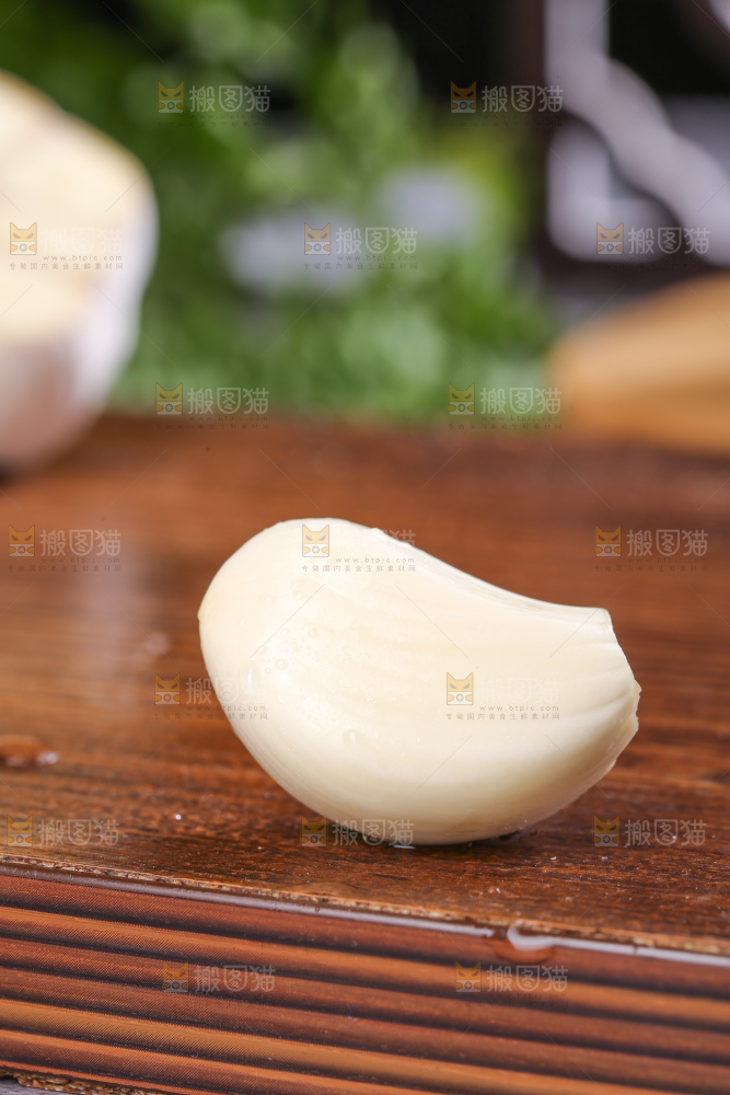 深底上的干大蒜