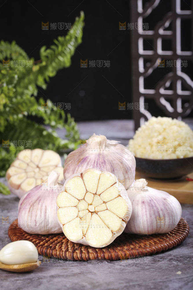 深底上的干大蒜