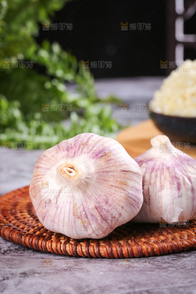 深底上的干大蒜