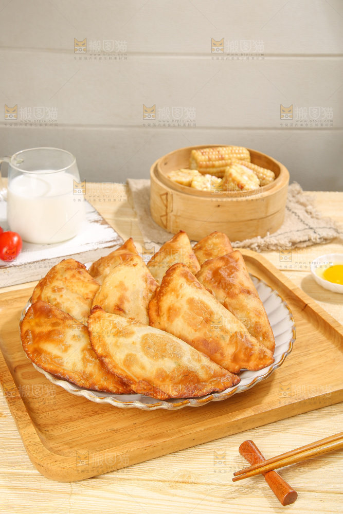 浅底上的脆皮菜饺