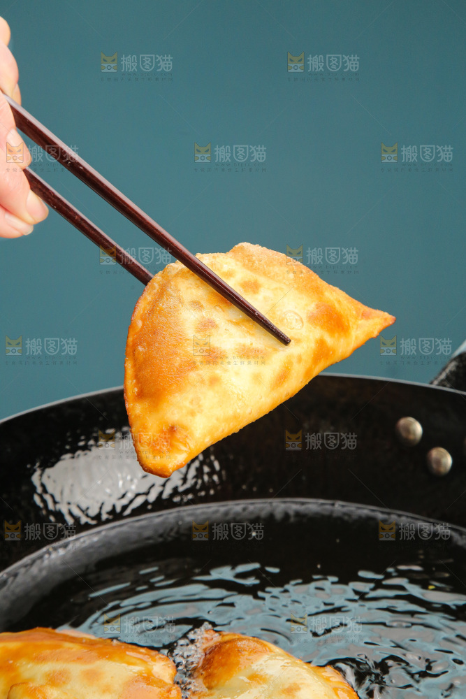 锅里正在炸饺子
