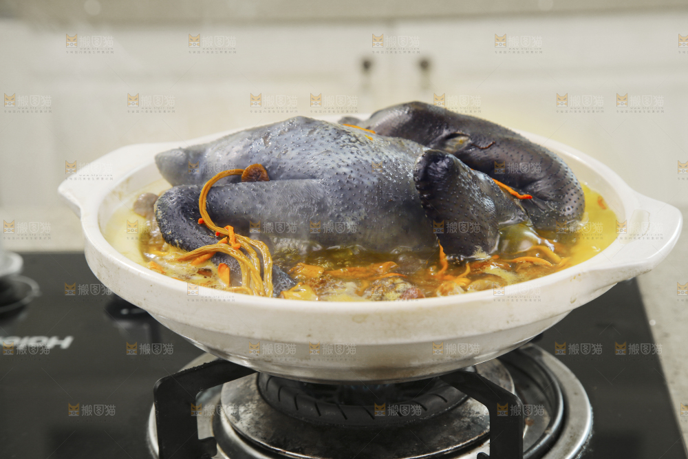 锅里煮着乌鸡汤