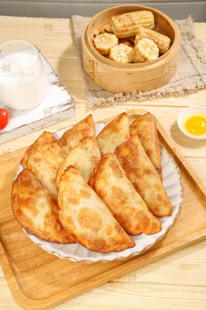 浅底上的脆皮菜饺