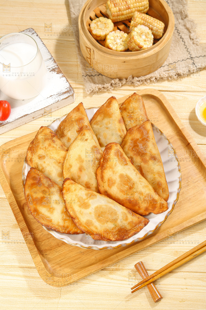 浅底上的脆皮菜饺