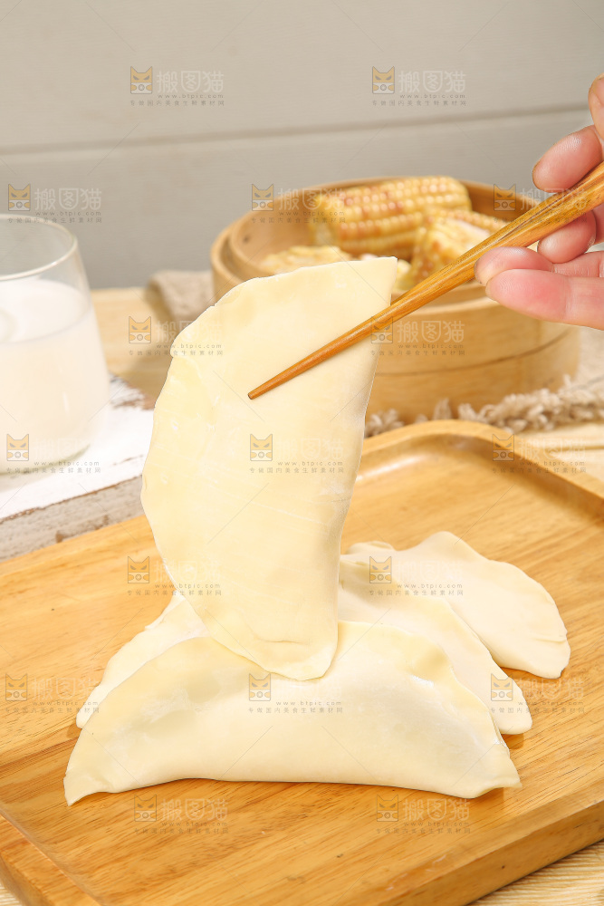 浅底上的脆皮菜饺
