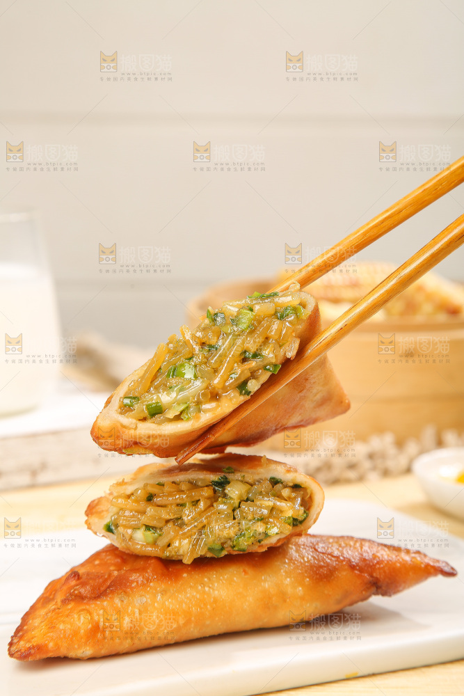 浅底上的脆皮菜饺